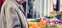 Vieil homme au marché