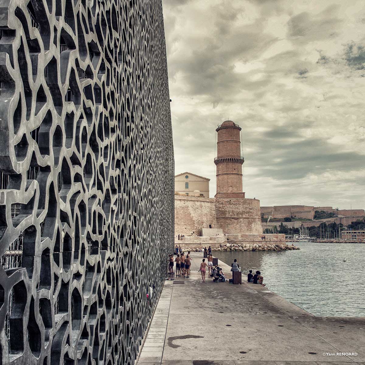 Baignade devant le MUCEM (Marseille - 2015)