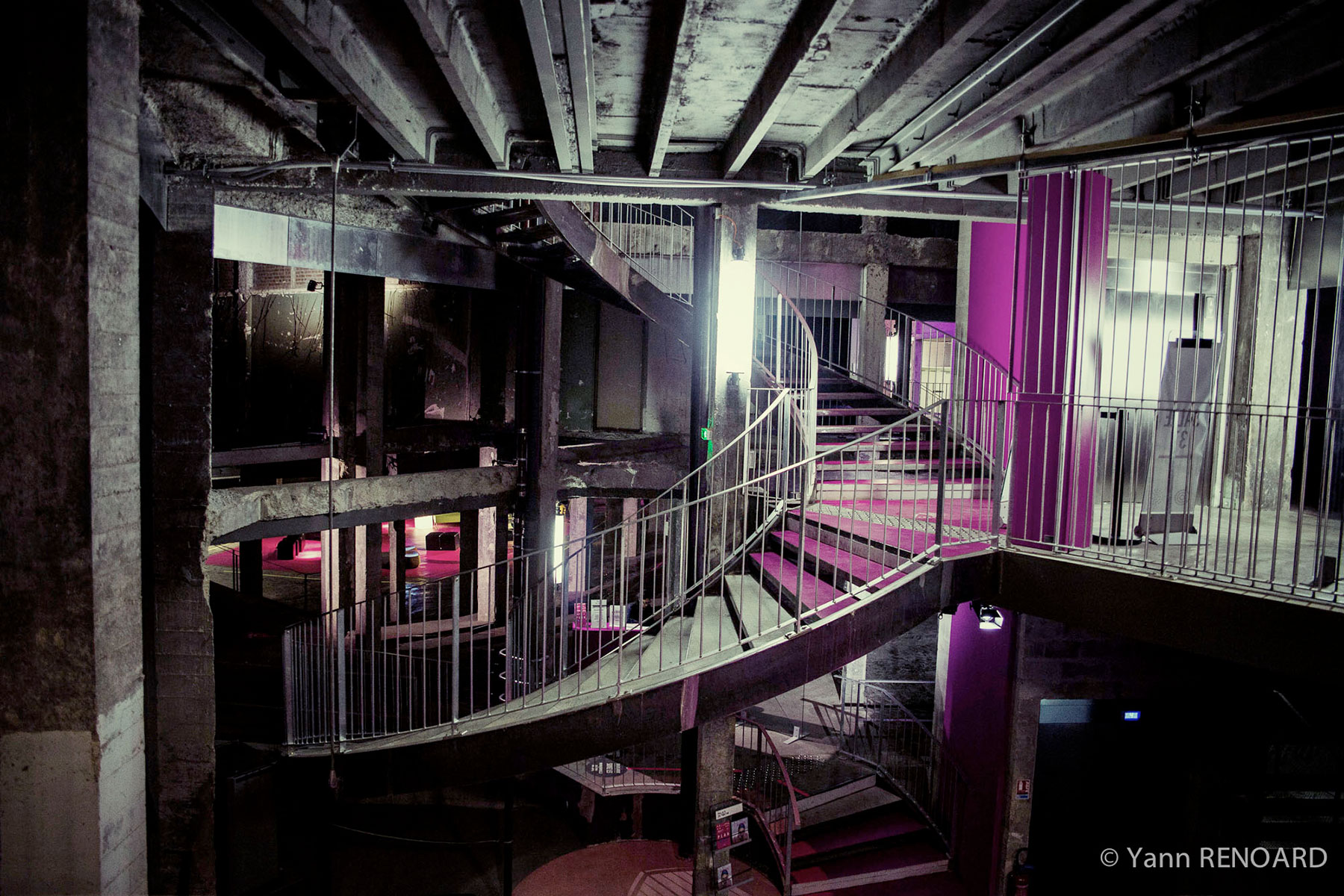 Paris. Escalier et zones d’exposition