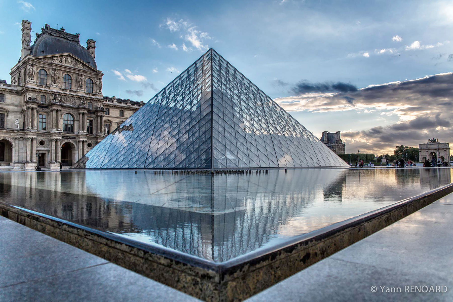 Pyramide du Louvre