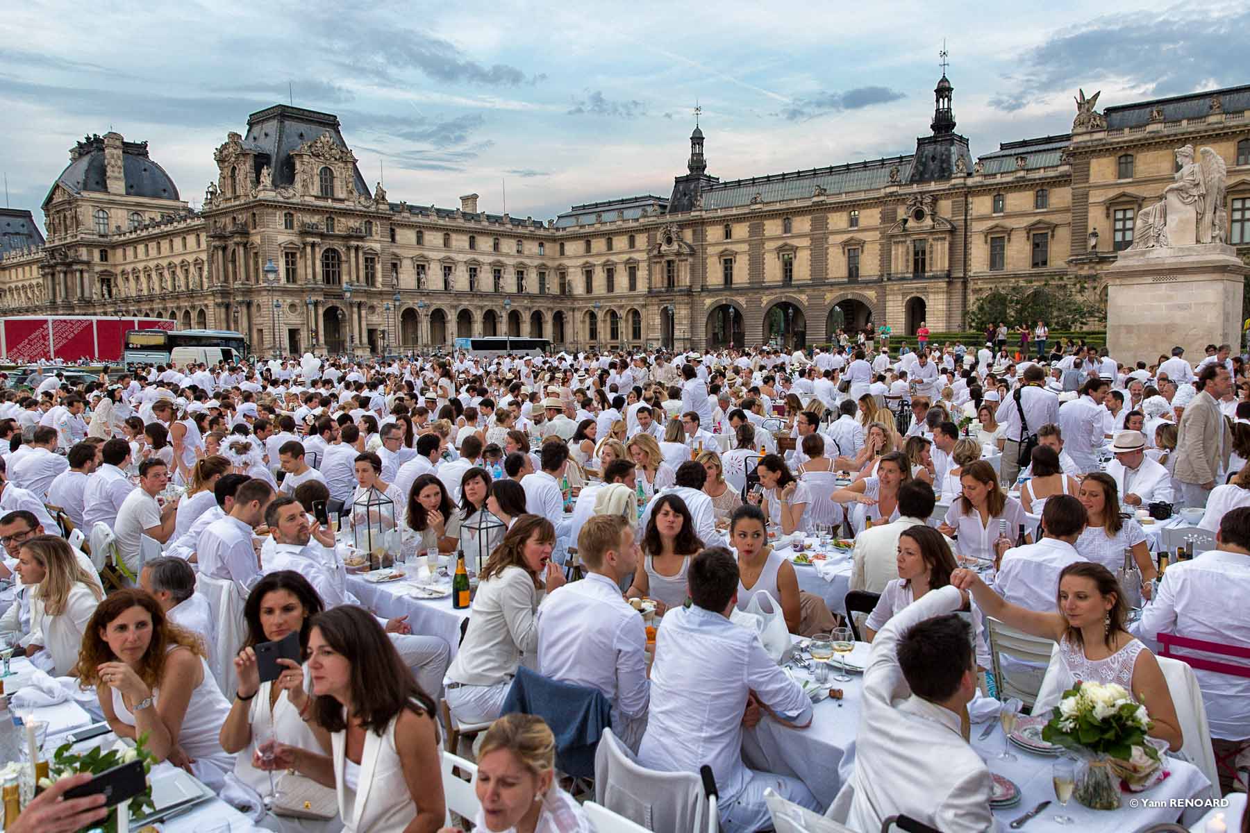 Edition 2015 du dîner en blanc - Carrousel du Louvre