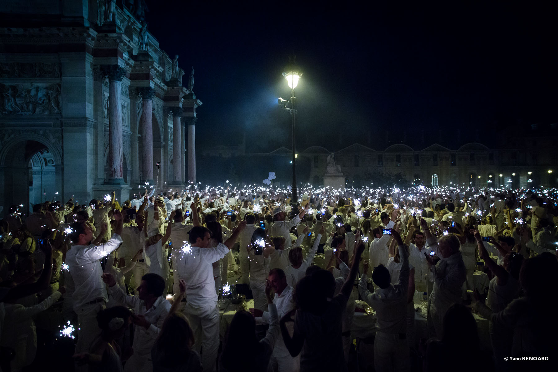 Edition 2015 du dîner en blanc - Carrousel du Louvre