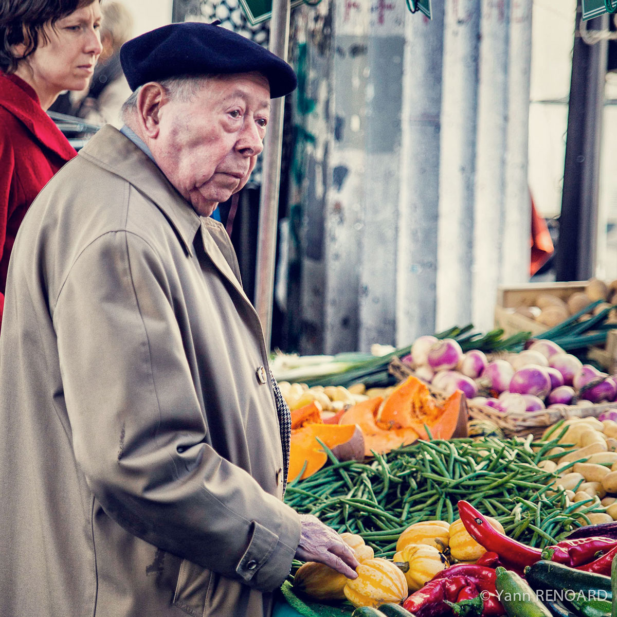 Vieil homme au marché